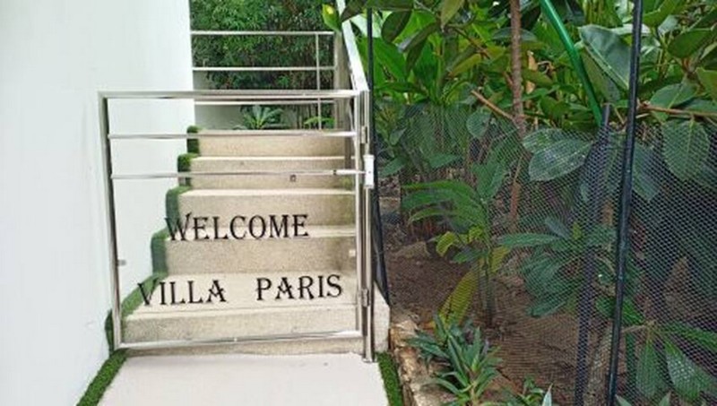 villa Paris - entrance gate and fenced garden for small dogs. 